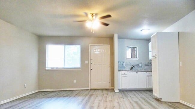Building Photo - 4811 Oakland St Rental
