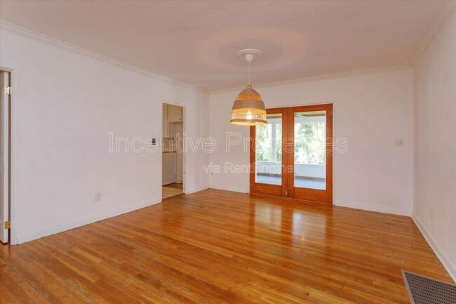 Photo - 1235 Ayrshire St