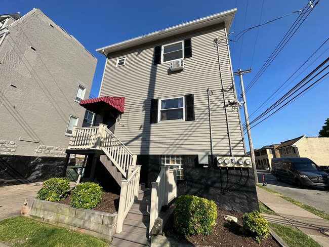 Photo - Super Studio Apartment close to Pitt! Great Deal! Call Today! Unidad L2