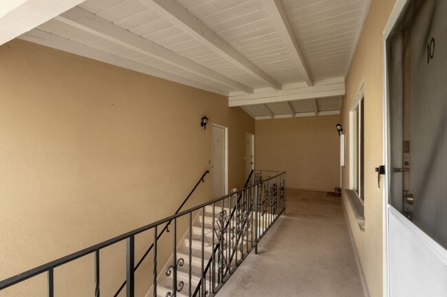 Photo - 1218 Armacost Ave Unidad 36