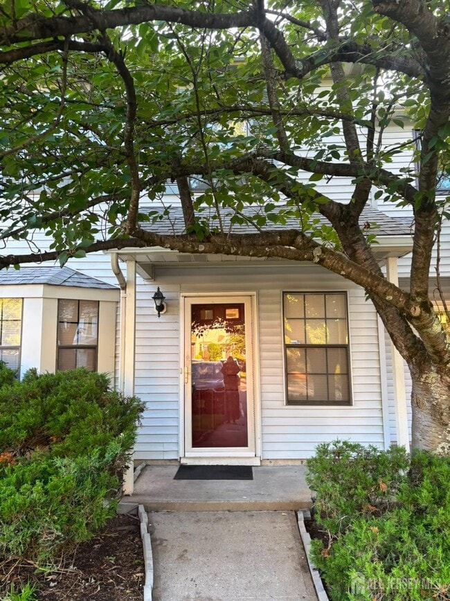 Building Photo - 404 Maplecrest Rd