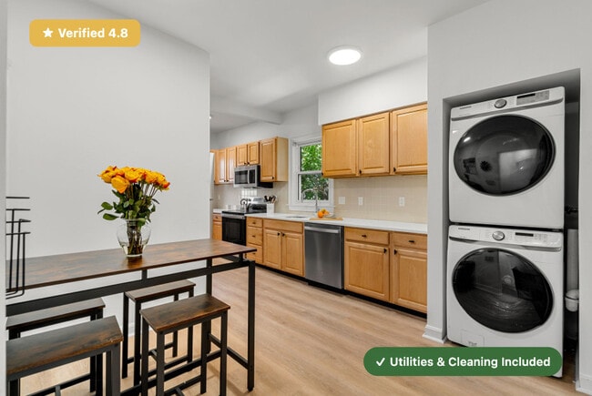 Photo - RoostUp Furnished Private Bedroom in Jamai...