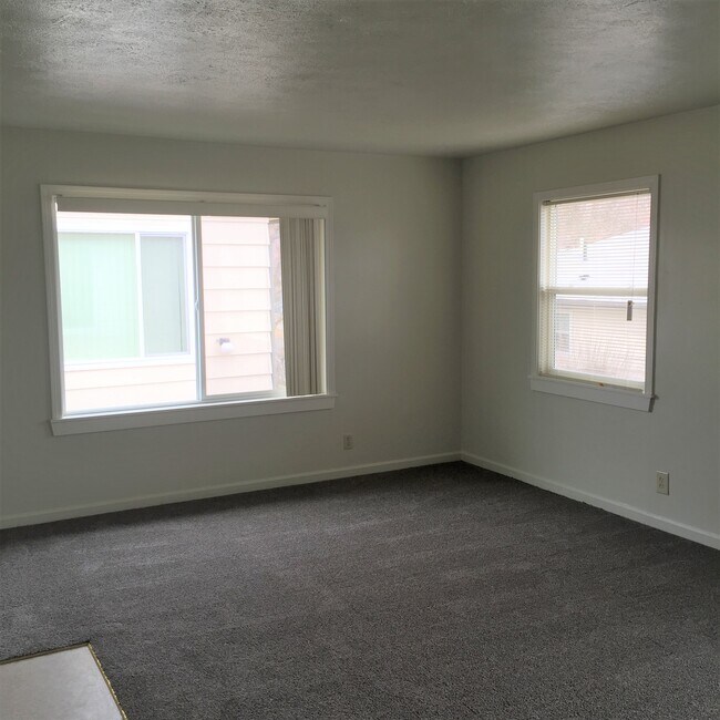 800 W 1st St