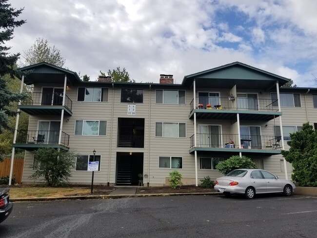 Building Photo - 17838 NE Multnomah Dr Unit 13