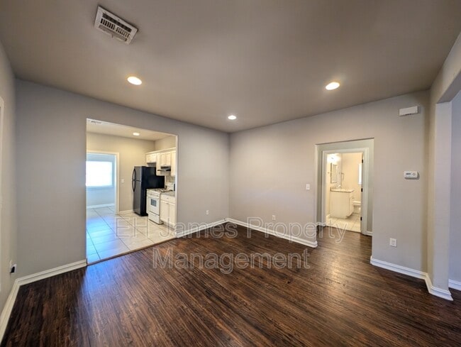 Photo - 2235 E 10th St