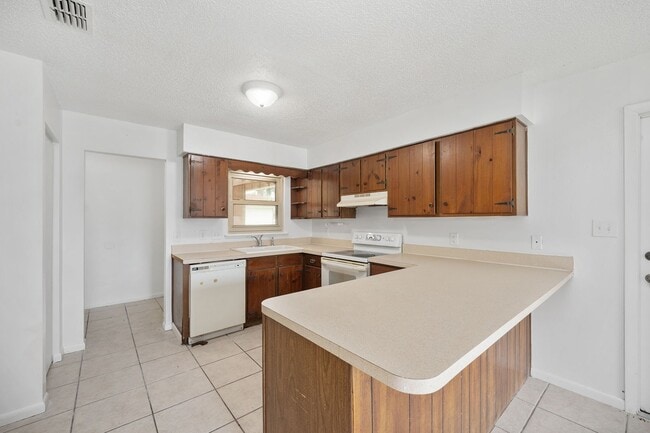 Photo - Spacious 3-Bedroom Home with Fireplace, Split Floor Plan & Screened Lanai in Southeast Ocala!