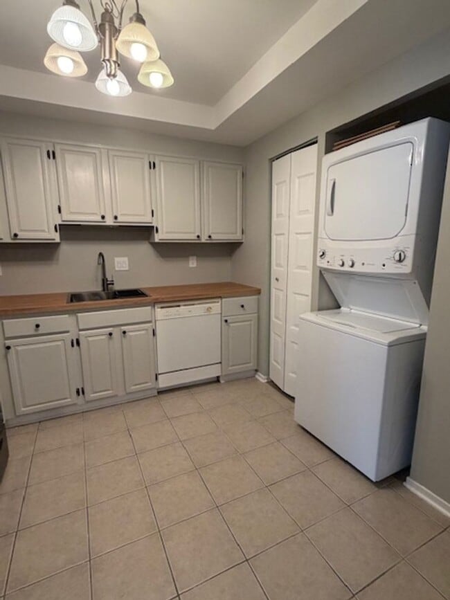 Photo - SPACIOUS 2 BEDROOM 2 BATH CONDO IN CENTER CT Unidad 102