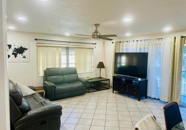371 SW 8th St Unit 2HW