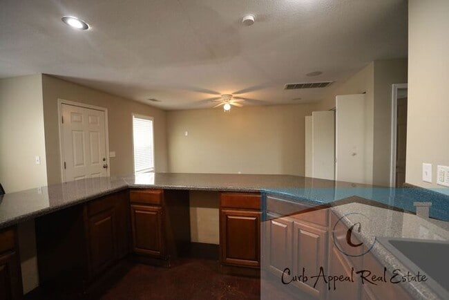 Photo - Internet included!! Spacious 1 bed /1 full bath apt - includes washer/dryer