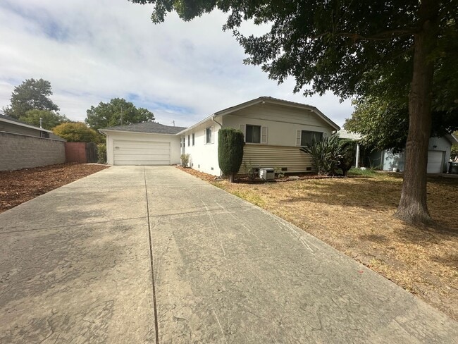 Photo - 3 Bedroom 2 Bathroom Home with Pool