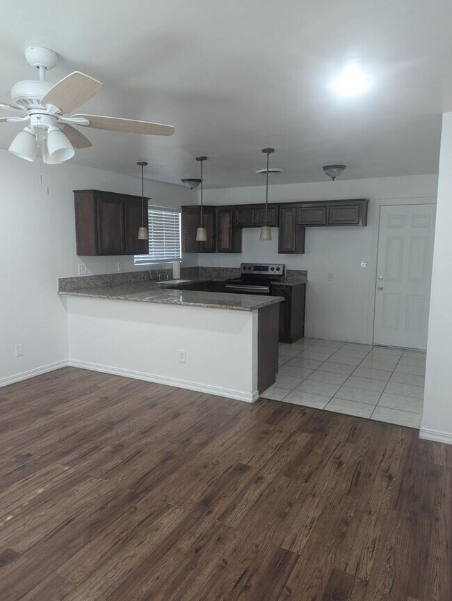 Photo - Cozy 2 bedroom front unit home in SW Baker...