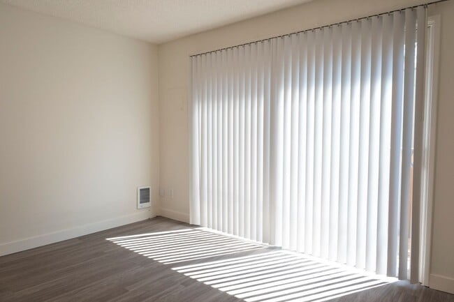 Photo - Classic Irvington Flat with Enduring Style! Unidad LV2027