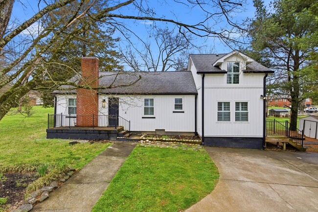 Building Photo - 613 Pearson Springs Rd