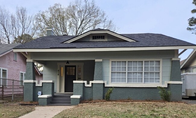 Building Photo - 616 Merrick St