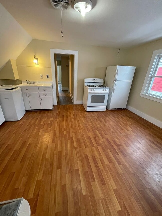 Building Photo - 118 S 8th St Unit UPPER