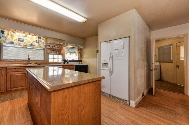 Photo - Spacious 5 bedroom home in Carmichael