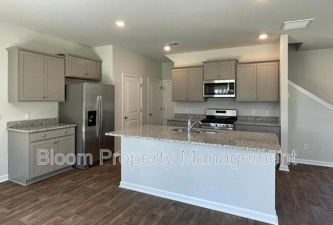 Photo - 448 Cedarview Rd