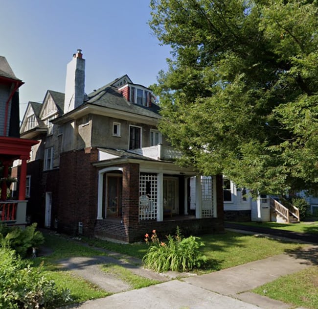 Building Photo - Available 6/1/26 - Spacious Home with Garage