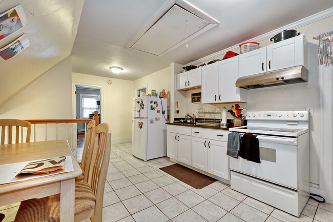 Building Photo - 645 Washington St Unit 3