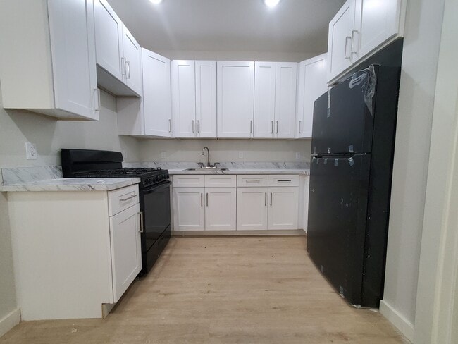 Building Photo - 174 Van Nostrand Ave Unit 1R