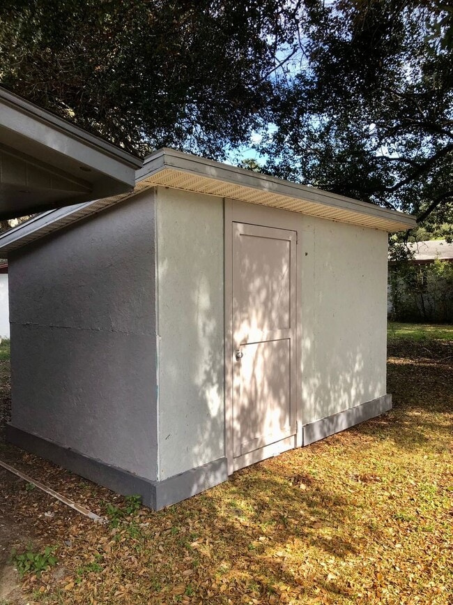 Photo - Beautiful 2BR/1BA Zephyrhills Home,  HUGE YARD!! NO APP FEE! Water & Sewer Included