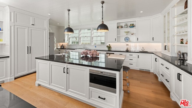 605 Palisades Beach Rd
