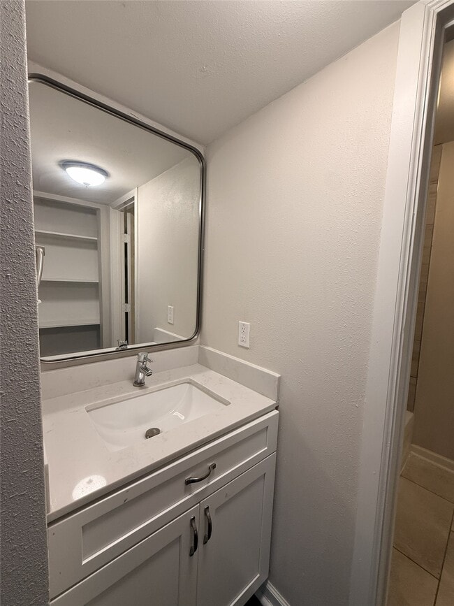 Building Photo - 1824 Thonig Rd Unit 11