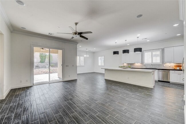 Photo - 933 Everest Peak Ave