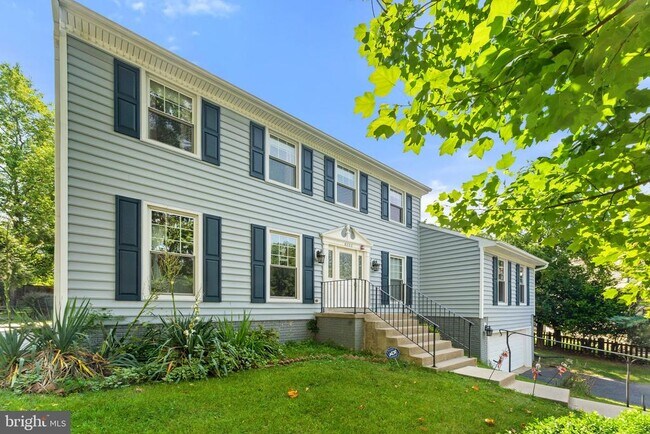8000 Sandburg Ct