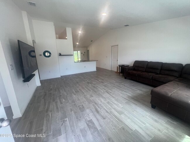 Photo - 499 Oakleaf St SW