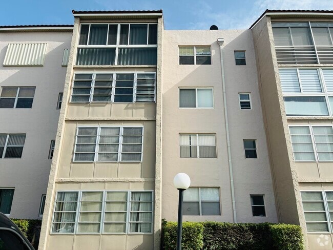 Building Photo - 2821 Somerset Dr Unit 418 Rental