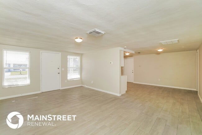 Photo - 7909 Hawthorn Dr