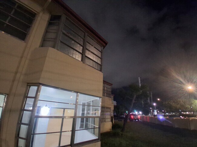 Photo - 1605 NE Miami Gardens Dr Unidad 105