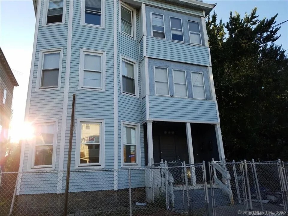 Photo - 481 Hollister Ave
