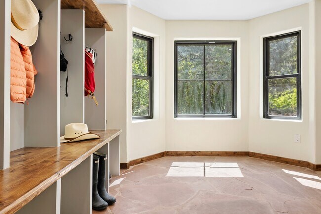 Photo - 205 Loop Dr House