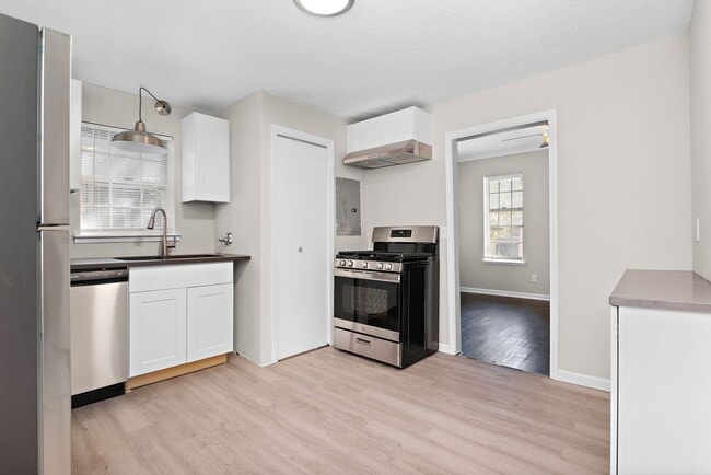 Building Photo - Adorable Two Bedroom House