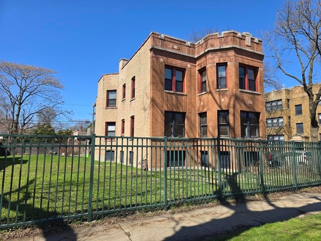 Building Photo - 2437 W North Shore Ave Unit 2