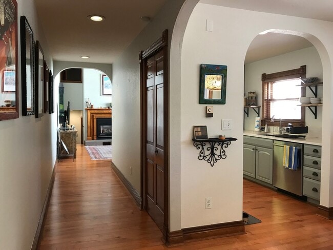 Building Photo - Updated 3 Bed 2 Bath Victorian Style Townh... Rental