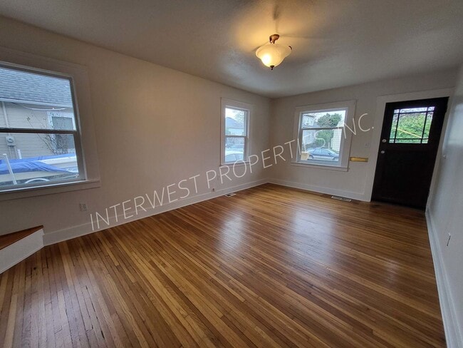 Photo - Super Cute 3bedroom Craftsman Style Home w/Hardwoods, Fenced Yard and Garbage Included!