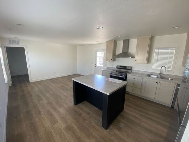 Photo - 2060 N Center St