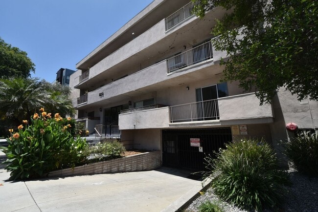 Building Photo - 11255 Camarillo St Rental