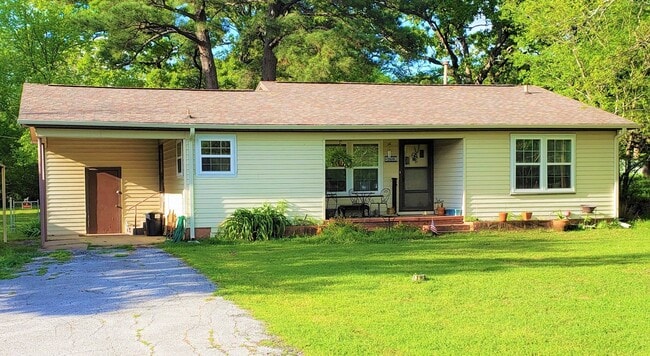 Such a cute house with covered front porch - 560 W Hwy 243