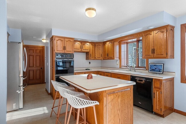 Photo - 5 BEDROOM 4.5 BATH PRIVATE BACKYARD