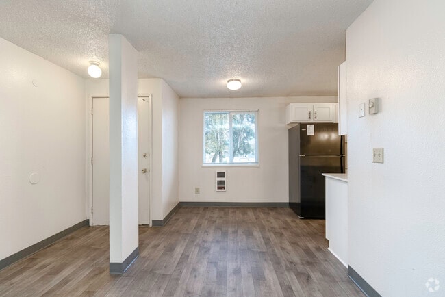 1BR, 1BA - 646SF Dining Room