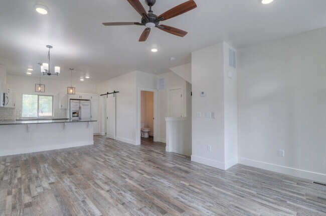 Photo - 509 E Trackstand Ln Townhome