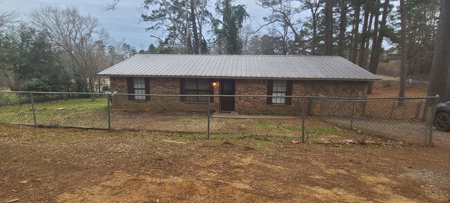 Building Photo - Country Living in Alazan!