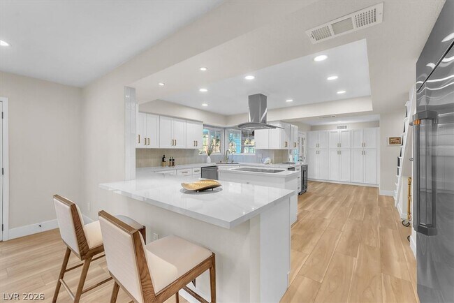 2868 Vista Del Sol Ave