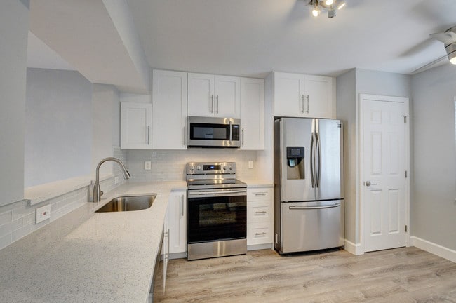 Building Photo - 14747 Cumberland Dr Unit 307 Rental