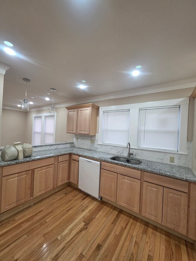 Building Photo - 14 Vera St Unit 2