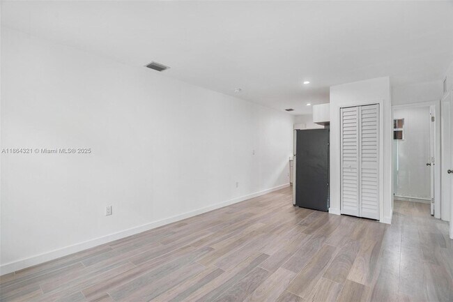 Photo - 515 NE 67th St Unidad 2